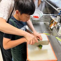 可能是 1 人和刀的圖像