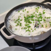 可能是炒麵、麵、義大利麵和豆腐的圖像