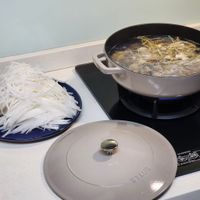 可能是火鍋和麵的圖像