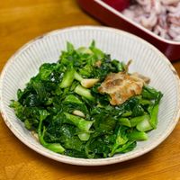 可能是綠葉甘藍、香菇和紫蘇的圖像