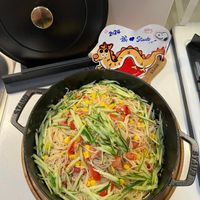 可能是拉麵、炒麵、麵和文字的圖像