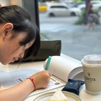 可能是 1 人、讀書、戚風蛋糕、矢車菊和文字的圖像