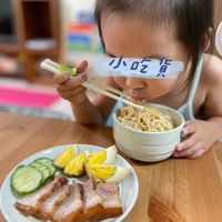 可能是 1 人、拉麵和文字的圖像