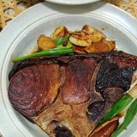 可能是燉小牛膝、肉排、焗豆和文字的圖像