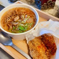 可能是拉麵、麵和文字的圖像