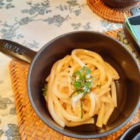 可能是炒麵、義大利麵、拉麵和文字的圖像