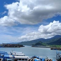 可能是船、雲和湖泊的圖像