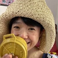 可能是 1 人、帽子和文字的圖像