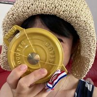 可能是 1 人、帽子和文字的圖像