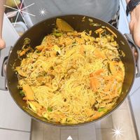 可能是炒飯、炒麵、蝦、麵和義大利麵的圖像