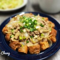 可能是炒麵、豆腐和文字的圖像