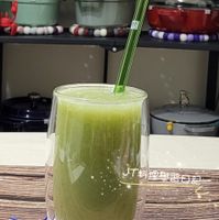 可能是飲料、水藻和文字的圖像