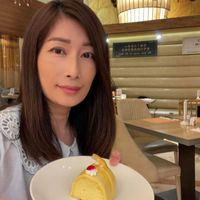 可能是 1 人和戚風蛋糕的圖像