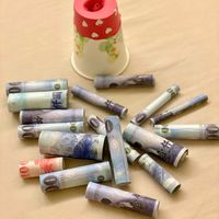 可能是錢和文字的圖像