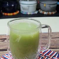 可能是飲料、水藻和文字的圖像