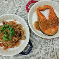 可能是義大利麵、肉排和煙燻鮭魚的圖像