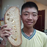 可能是 1 人、法式長棍麵包和黑麥麵包的圖像
