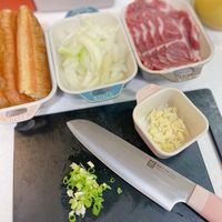 可能是食物、刀和文字的圖像
