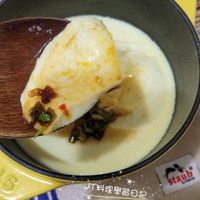 可能是起司火鍋、豆腐、蛋黃、水波蛋、粥和文字的圖像