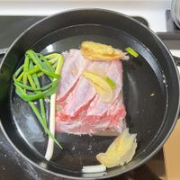 可能是燉小牛膝和文字的圖像