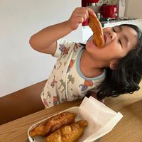 可能是 1 人、麵包棒、熱狗、法式長棍麵包、半圓形餡餅和炸魚和薯條的圖像