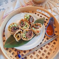 可能是壽司、墨西哥捲餅和文字的圖像