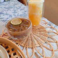 可能是飲料、甜點和文字的圖像