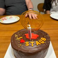 可能是 2 個人、蛋糕和文字的圖像