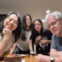 可能是 4 個人和微笑的人的圖像