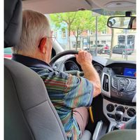 可能是 1 人、後視鏡和汽車的圖像
