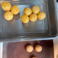 可能是蛋黃、椰子馬卡龍和炸丸子的圖像