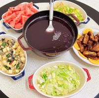 可能是火鍋、炒麵和豆腐的圖像