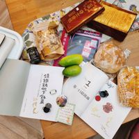 可能是法式長棍麵包、半圓形餡餅和文字的圖像