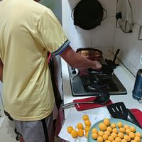 可能是 1 人和炸丸子的圖像