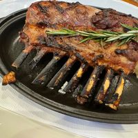 可能是燉小牛膝和肉排的圖像