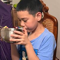 可能是 1 人和飲料的圖像