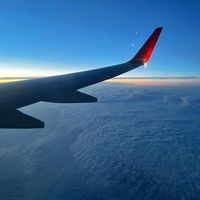 可能是飛機、暮光、雲和地平線的圖像