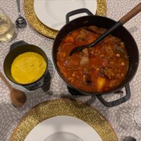 可能是燉小牛膝、北非小米飯和西班牙大鍋飯的圖像
