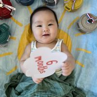 可能是 1 人、嬰兒、燕麥餅乾和文字的圖像