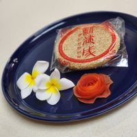 可能是椰子馬卡龍、戚風蛋糕和豆腐的圖像