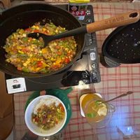 可能是牧羊人派、炒飯、木湯匙、西班牙大鍋飯和豆煮玉米的圖像