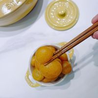 可能是蛋黃、甜點和龍眼的圖像