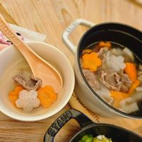 可能是粥、拉麵、豆腐、火鍋和文字的圖像