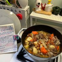 可能是牧羊人派、燉小牛膝、慢燉鍋和文字的圖像