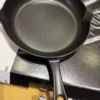 可能是鬆餅機和顯示的文字是「 staub 」的圖像