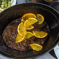 可能是肉排和燉小牛膝的圖像