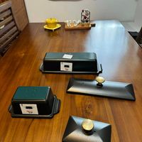 可能是壓線縫飾皮革、喇叭和文字的圖像