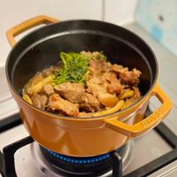 可能是燉小牛膝、火鍋和文字的圖像