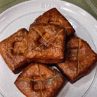 可能是半圓形餡餅、豆腐、水果塔和巴布卡麵包的圖像