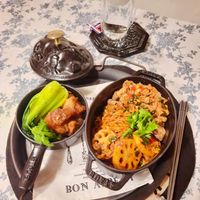 可能是豆腐、肉排、炒飯、燉小牛膝和文字的圖像